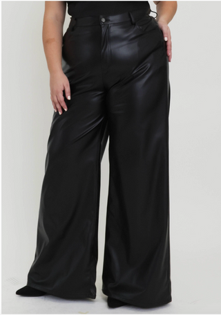 Plus sized woman wearing black coated jeans. 