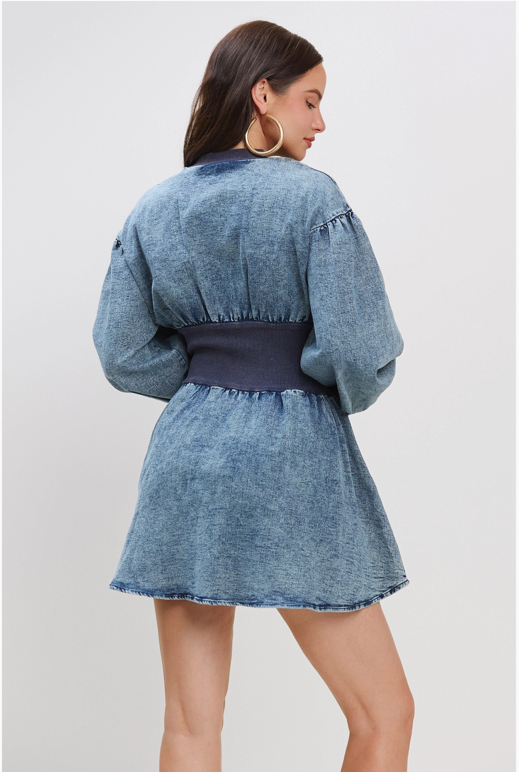 The back of a Vintage style Jean Dress with a fitted waist, puff sleeves, and a zip-up front.